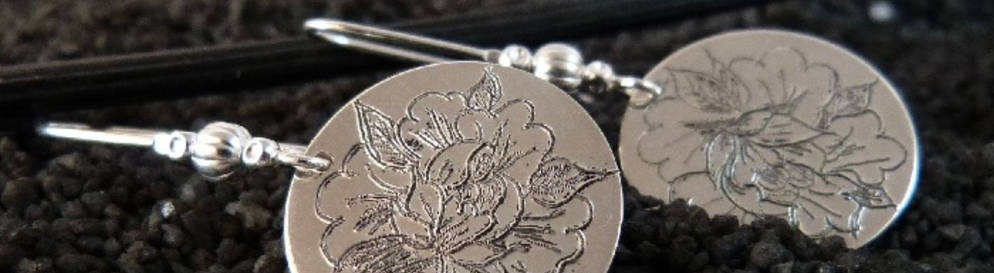 Boucles-gravure-fleur-argent